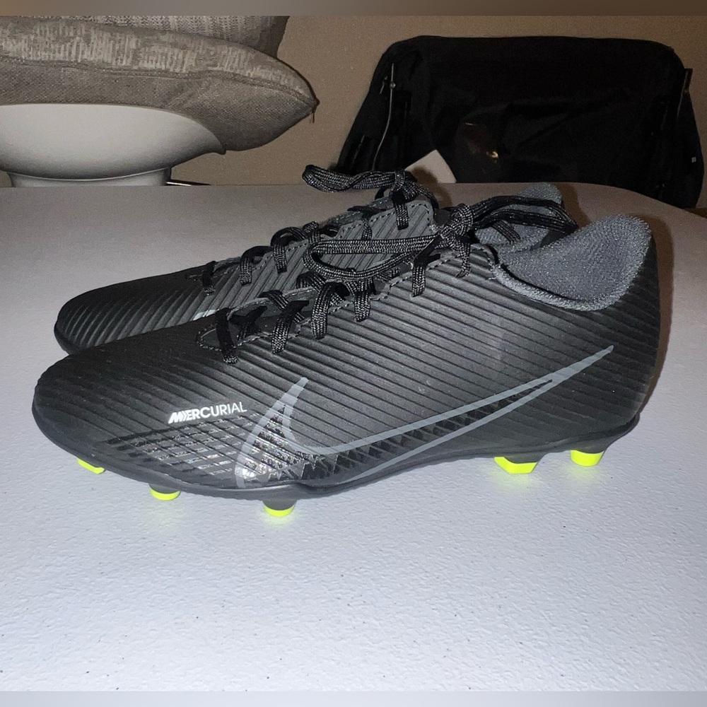 Nike Men's Mercurial Vapor 15 Club MG Cleats - Size US: 8.5 M